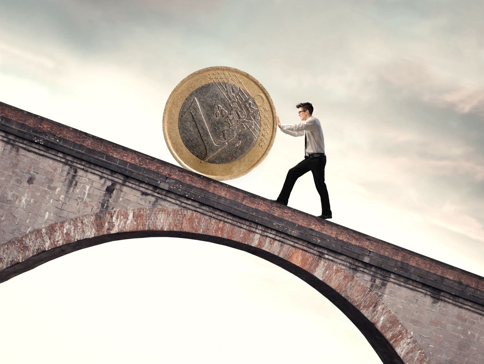 Евро укрепился перед решением ЕЦБ по ставке